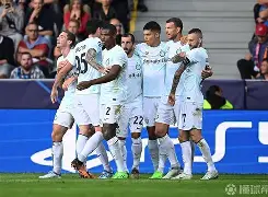 足球队员配合 足球队员配合